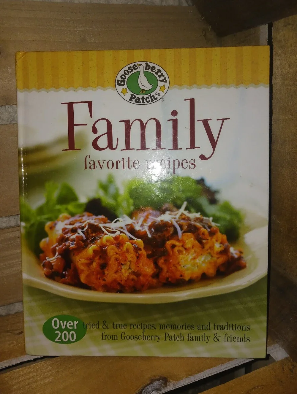 Gooseberry Patch Family Favorite Recipes Cookbook - Green/Yellow Cover